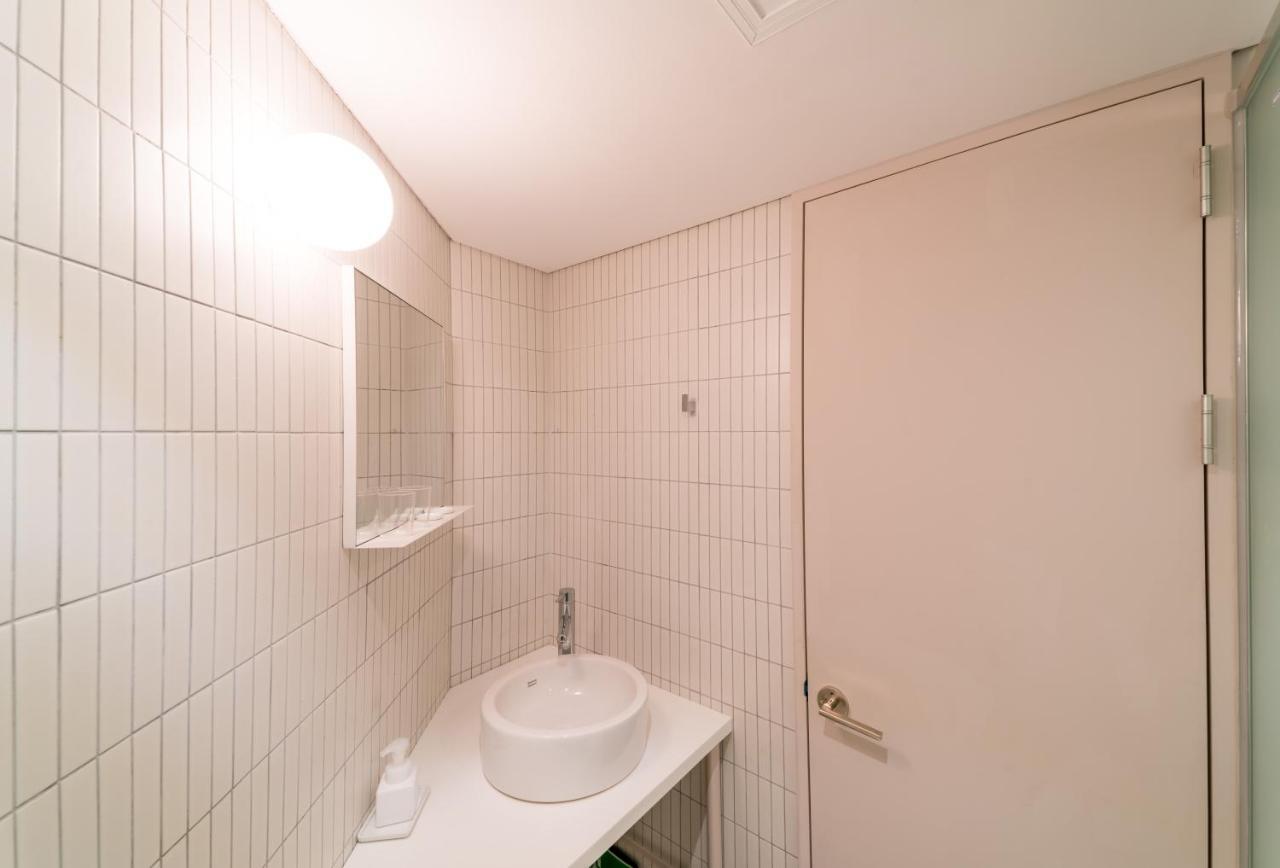 Upflo Hostel Сеул Экстерьер фото